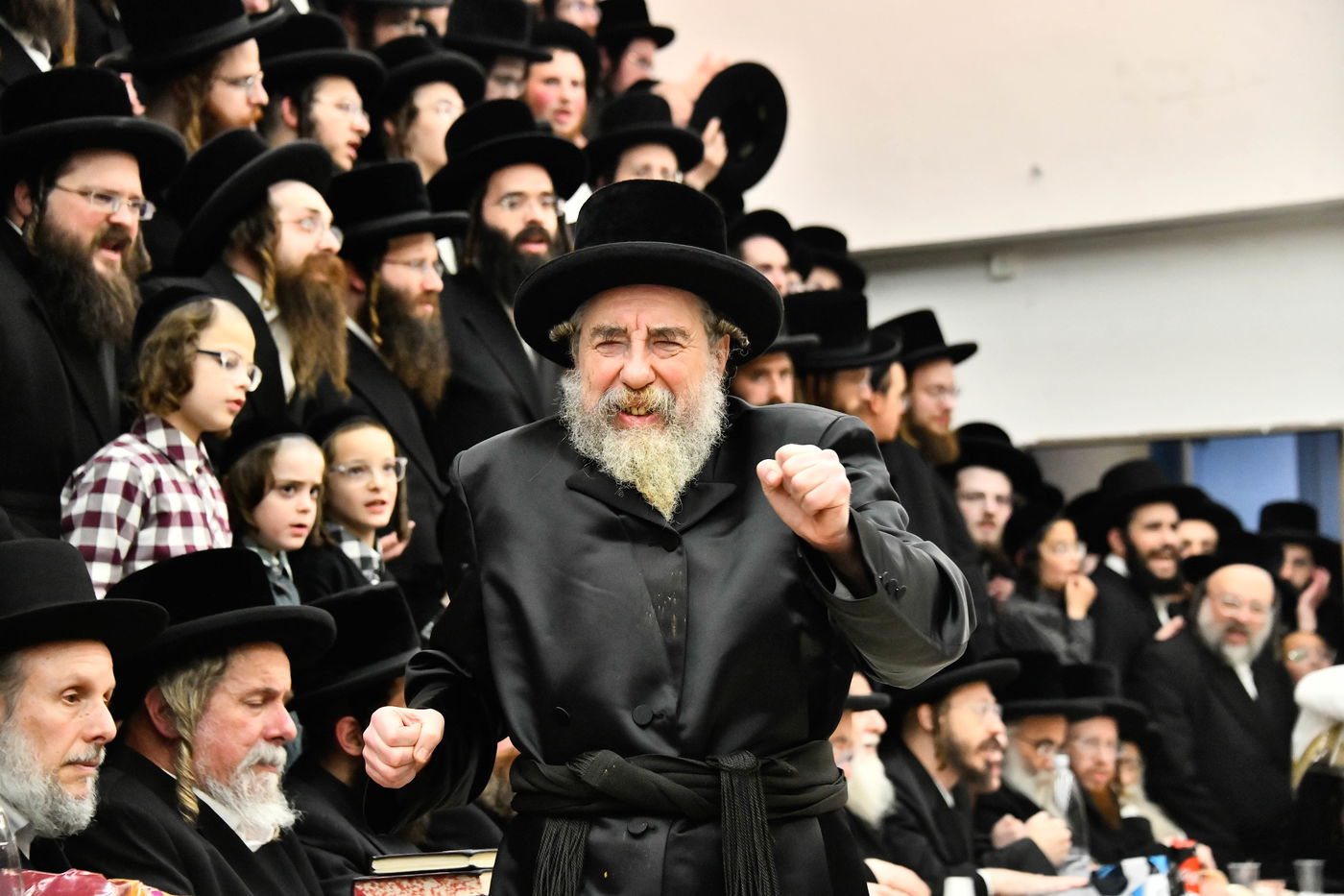 האדמו"ר מרחמסטריווקא בהדלקת נרות חנוכה