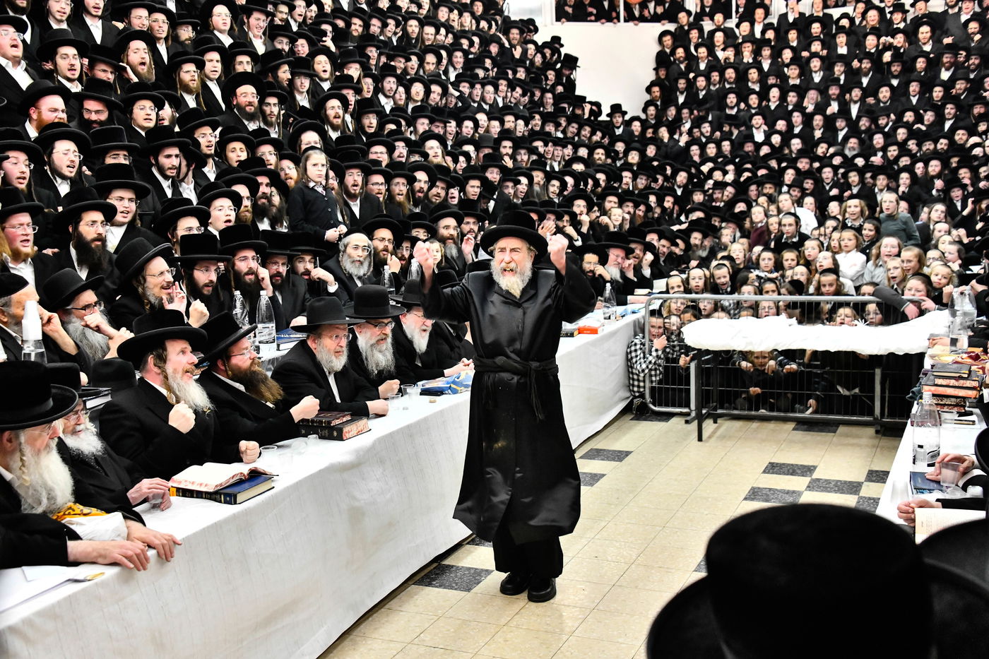 האדמו"ר מרחמסטריווקא בהדלקת נרות חנוכה