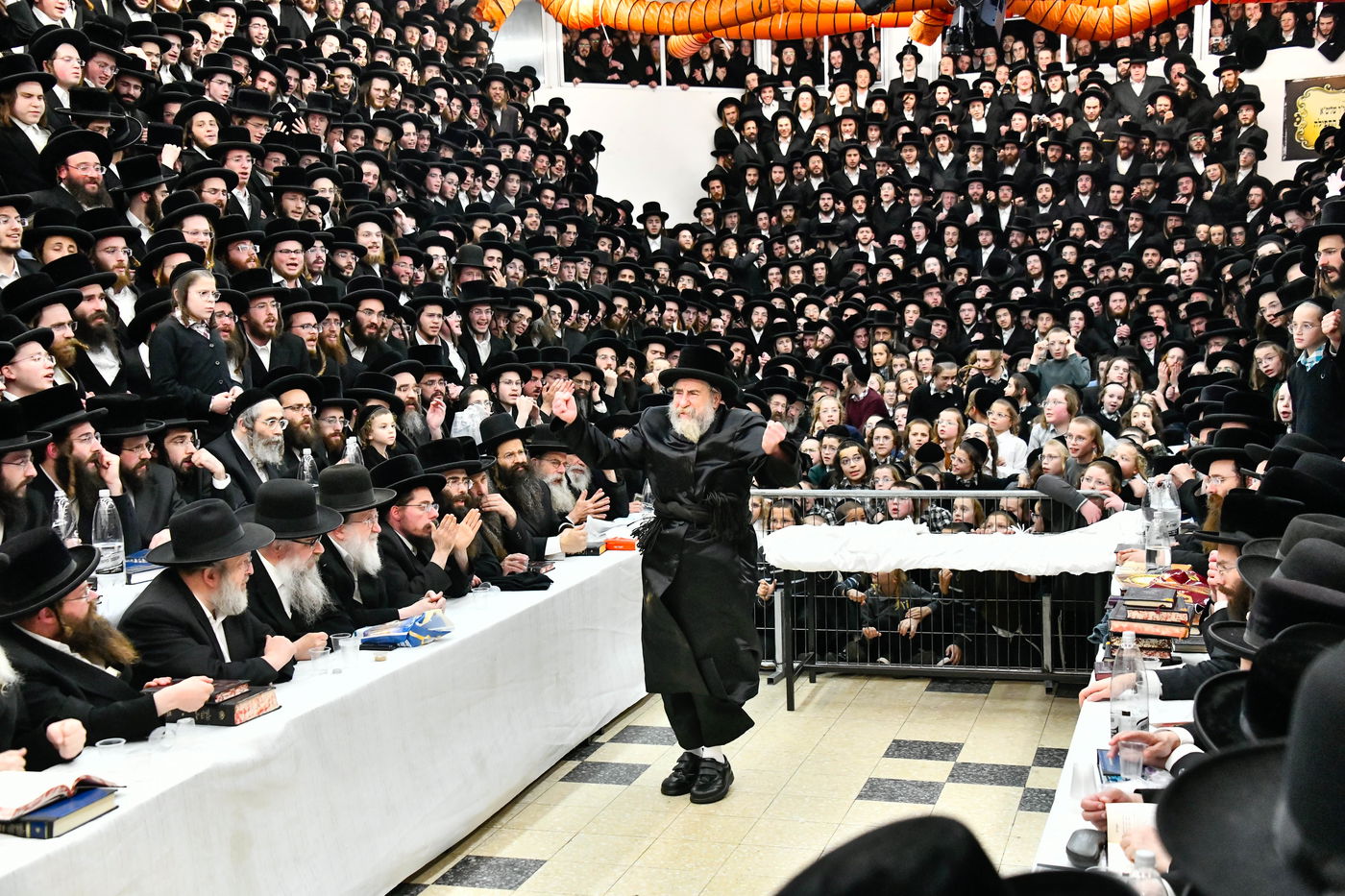 האדמו"ר מרחמסטריווקא בהדלקת נרות חנוכה