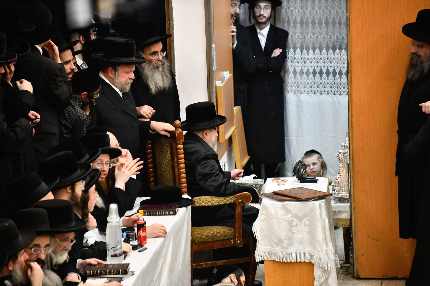 האדמו"ר מרחמסטריווקא בהדלקת נרות חנוכה