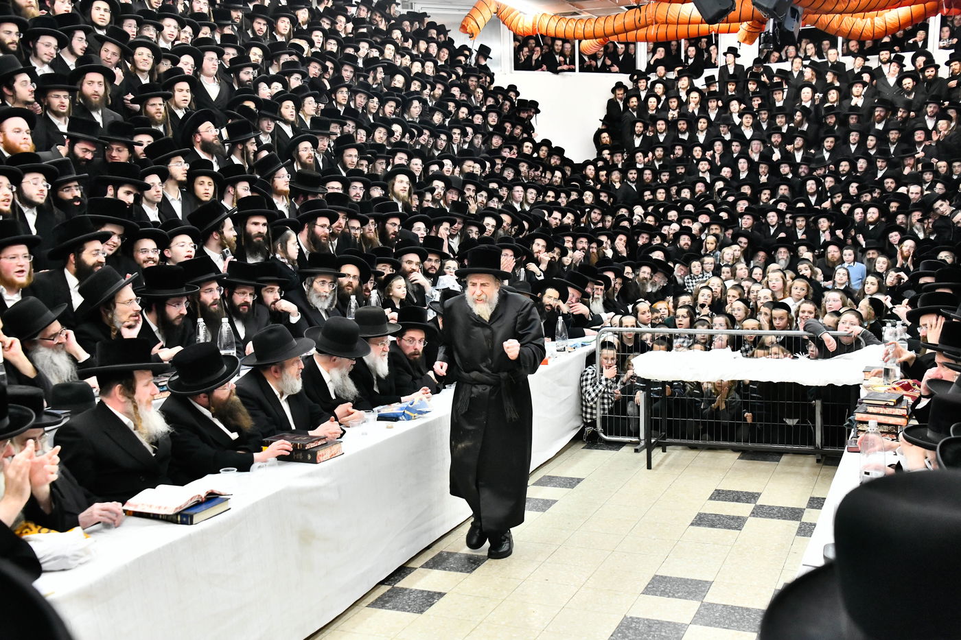 האדמו"ר מרחמסטריווקא בהדלקת נרות חנוכה