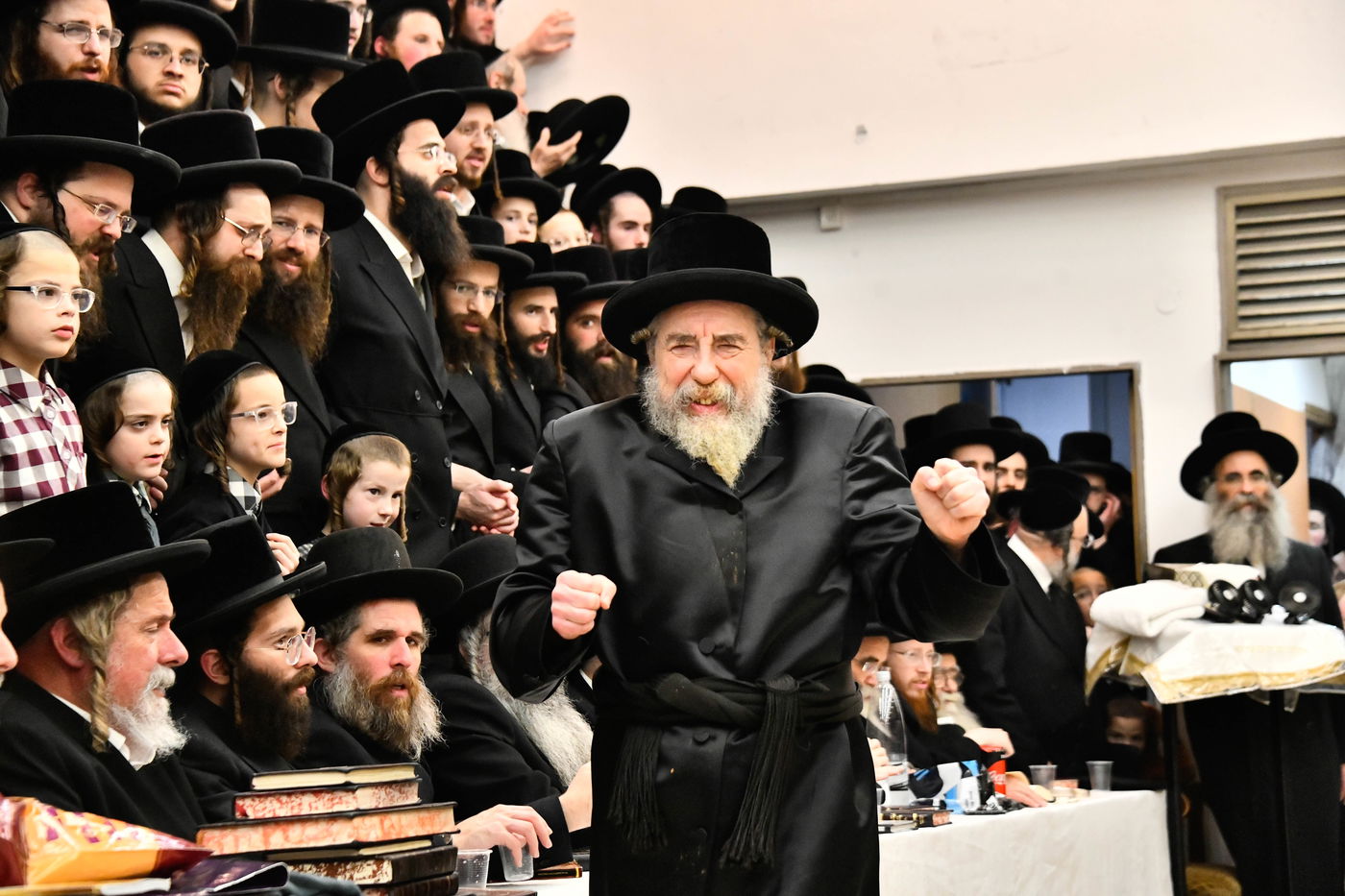 האדמו"ר מרחמסטריווקא בהדלקת נרות חנוכה