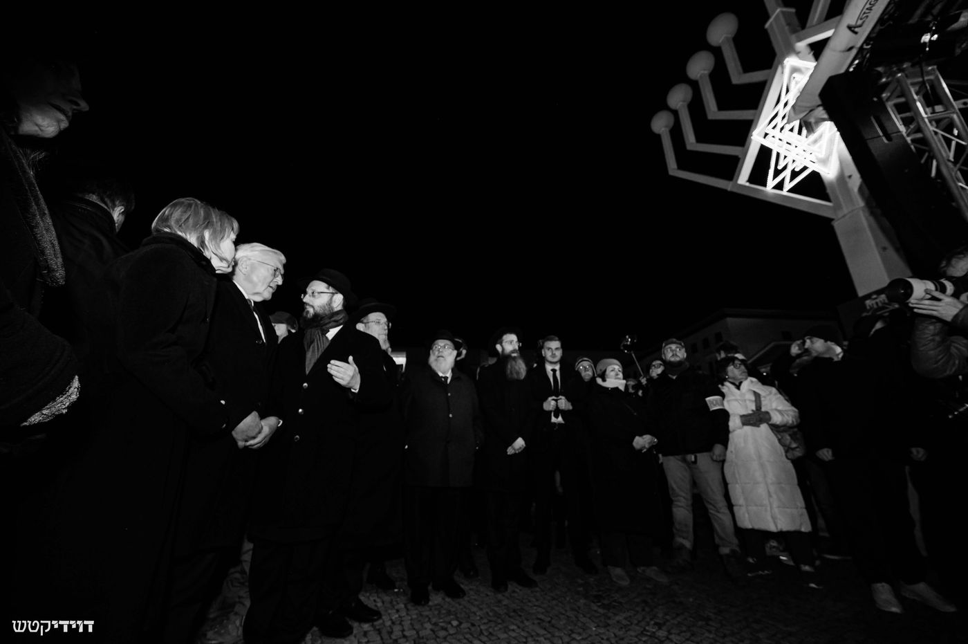 הדלקת נר חנוכה בשער ברנדנבורג בברלין