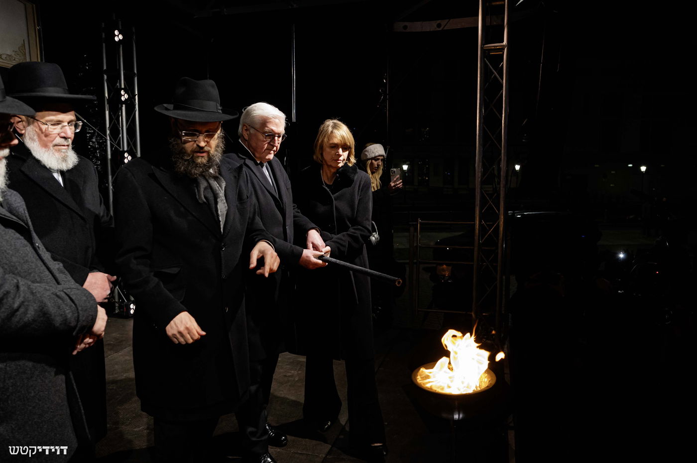 הדלקת נר חנוכה בשער ברנדנבורג בברלין