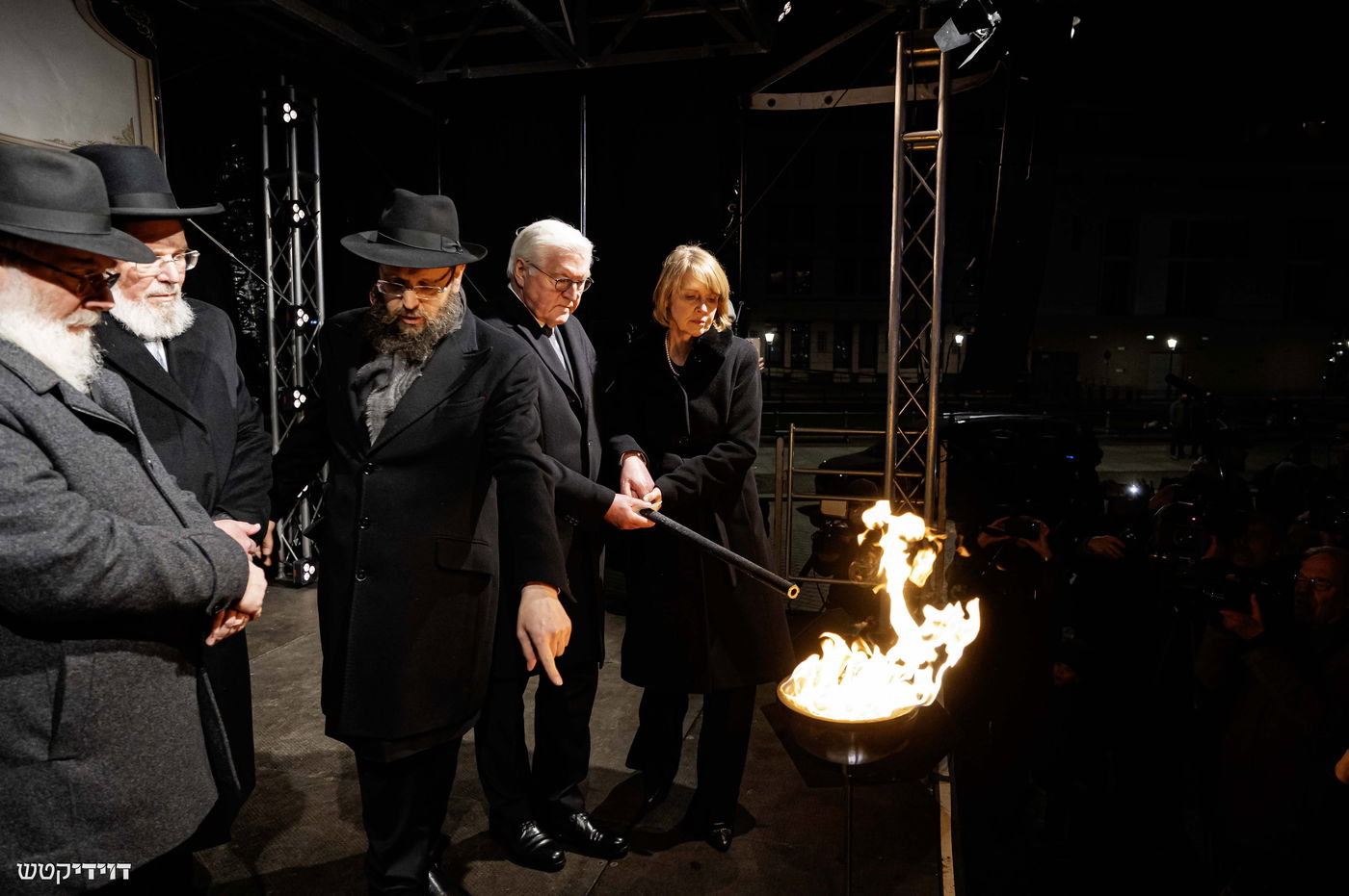 הדלקת נר חנוכה בשער ברנדנבורג בברלין