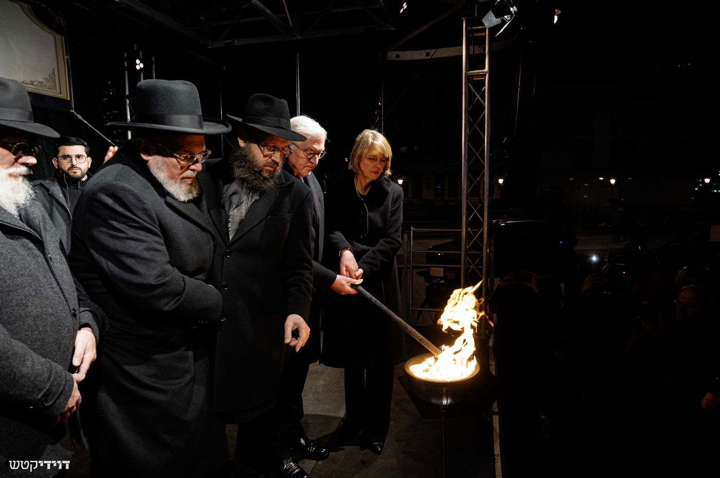 הדלקת נר חנוכה בשער ברנדנבורג בברלין