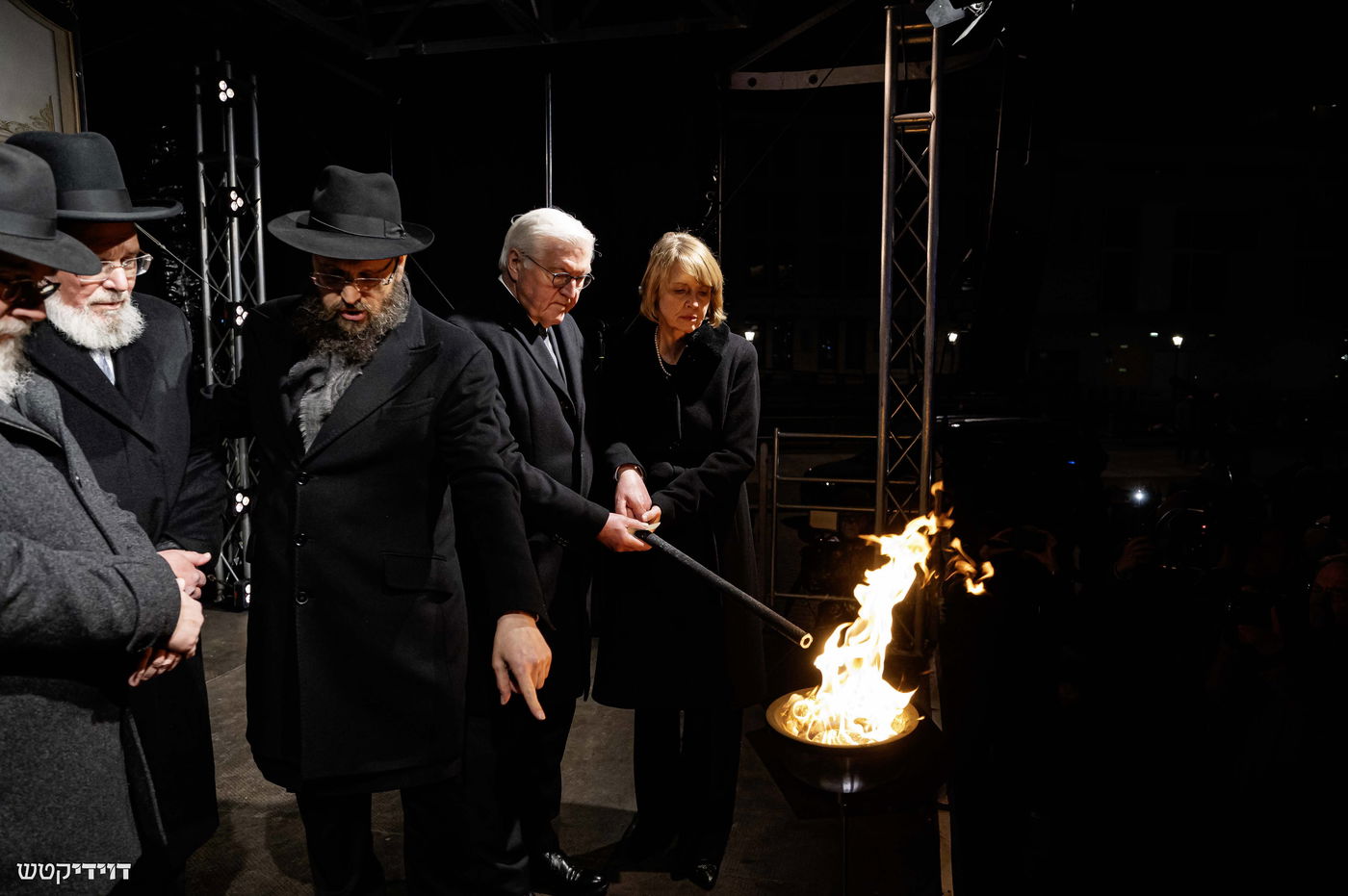 הדלקת נר חנוכה בשער ברנדנבורג בברלין