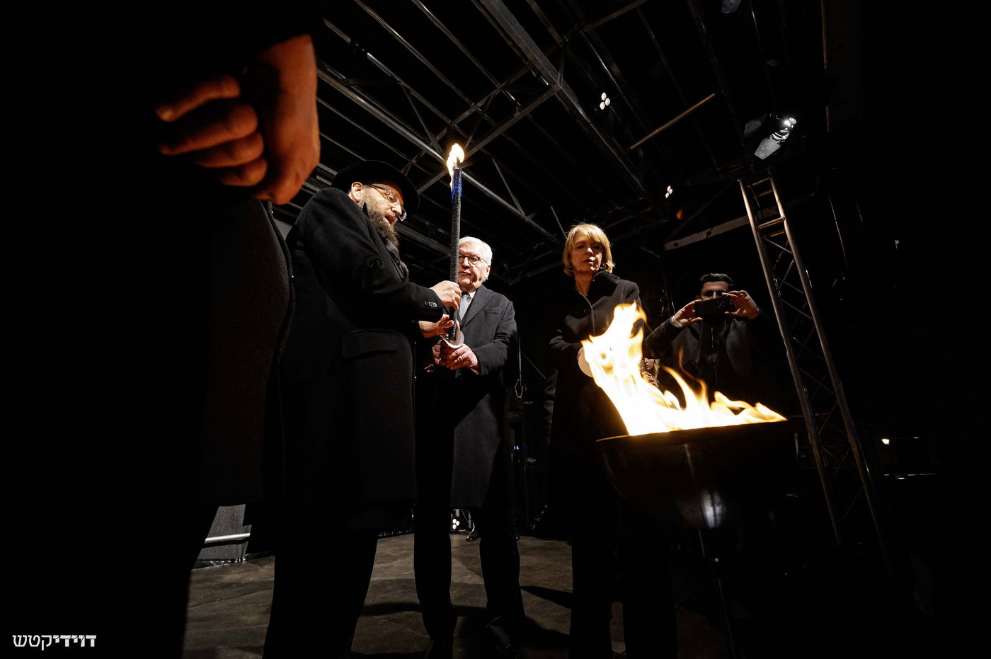 הדלקת נר חנוכה בשער ברנדנבורג בברלין