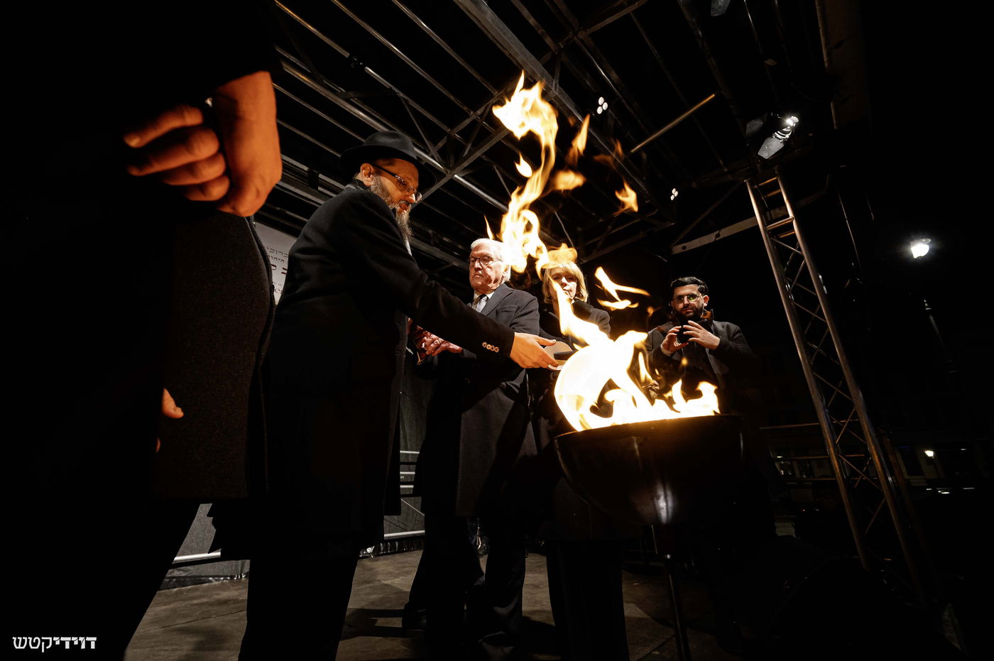 הדלקת נר חנוכה בשער ברנדנבורג בברלין