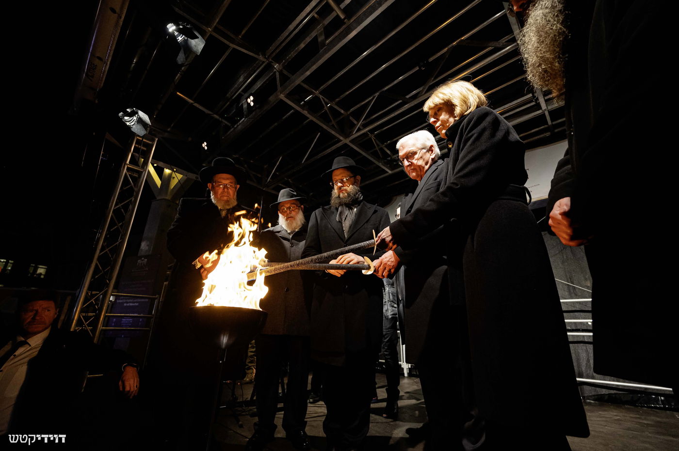 הדלקת נר חנוכה בשער ברנדנבורג בברלין