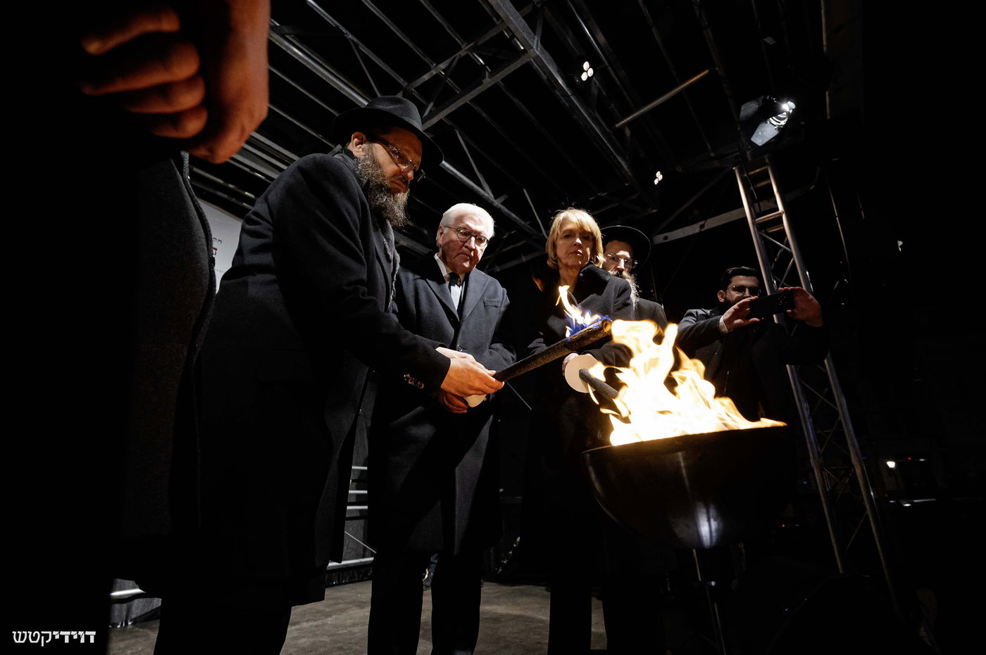 הדלקת נר חנוכה בשער ברנדנבורג בברלין