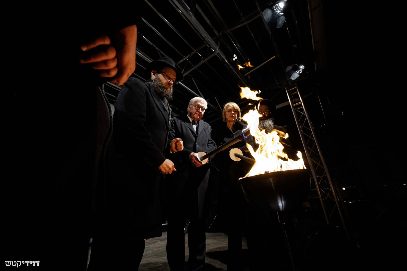 הדלקת נר חנוכה בשער ברנדנבורג בברלין