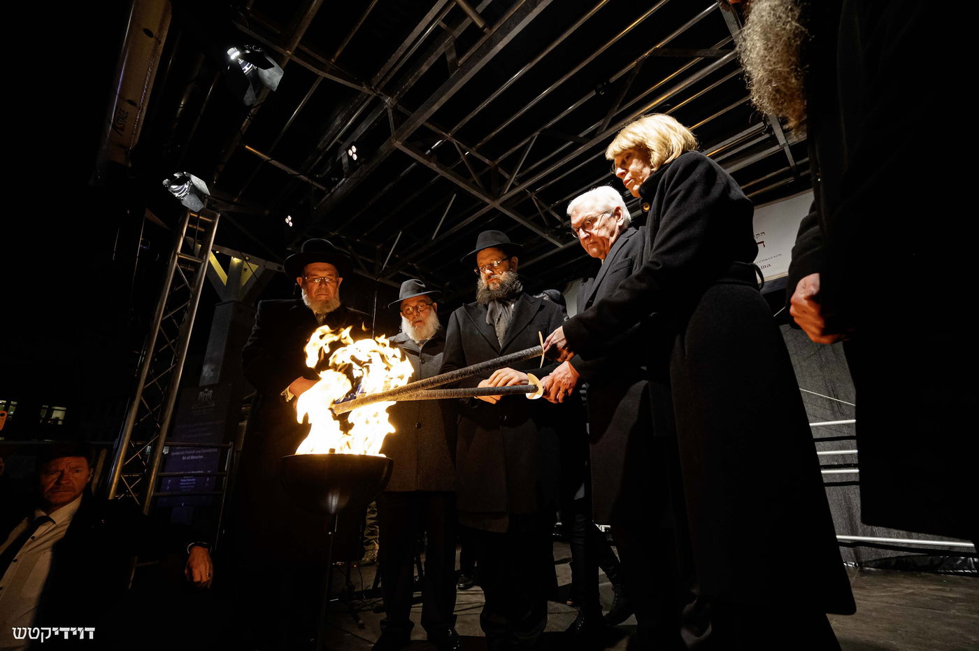 הדלקת נר חנוכה בשער ברנדנבורג בברלין