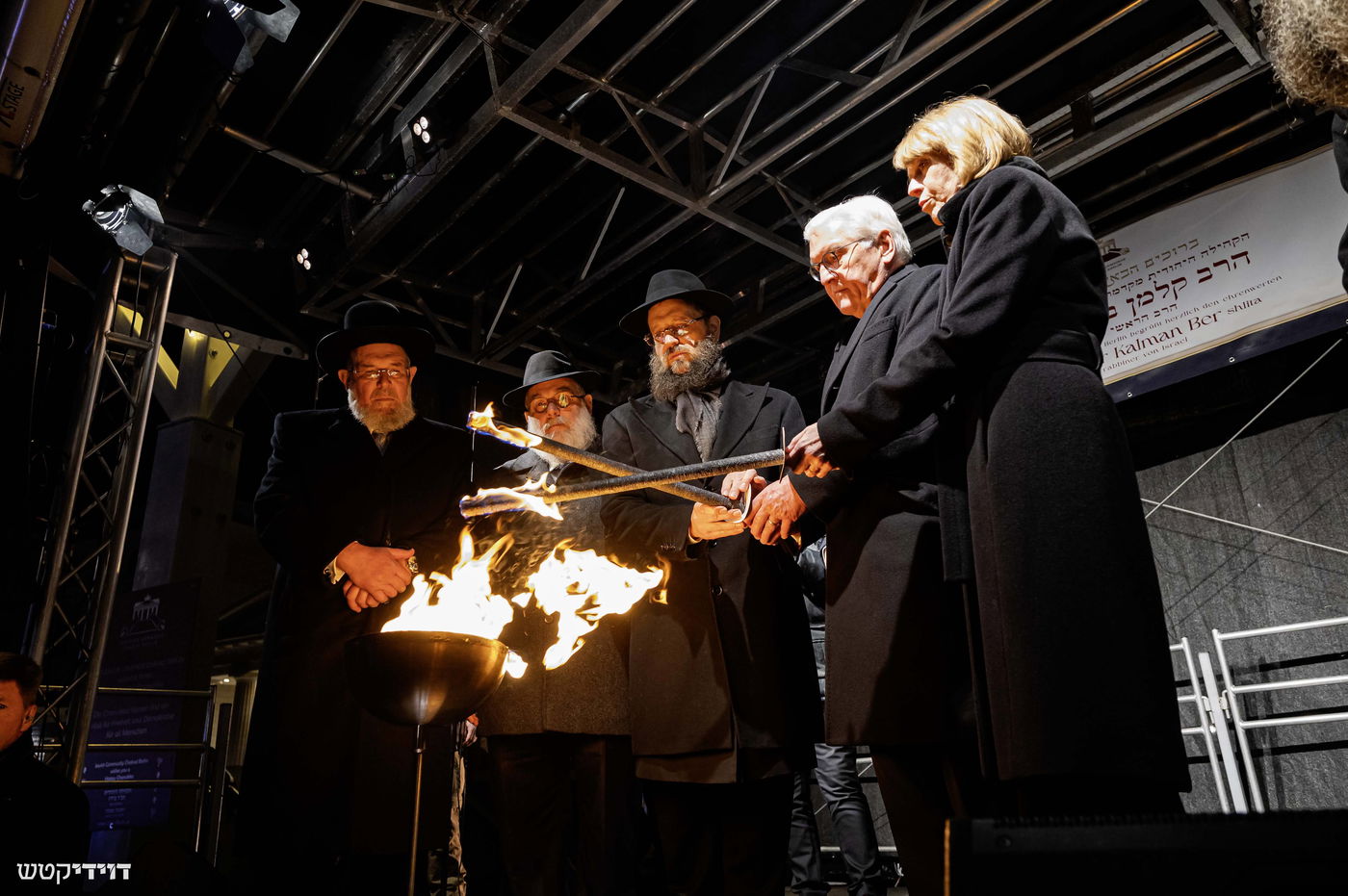 הדלקת נר חנוכה בשער ברנדנבורג בברלין