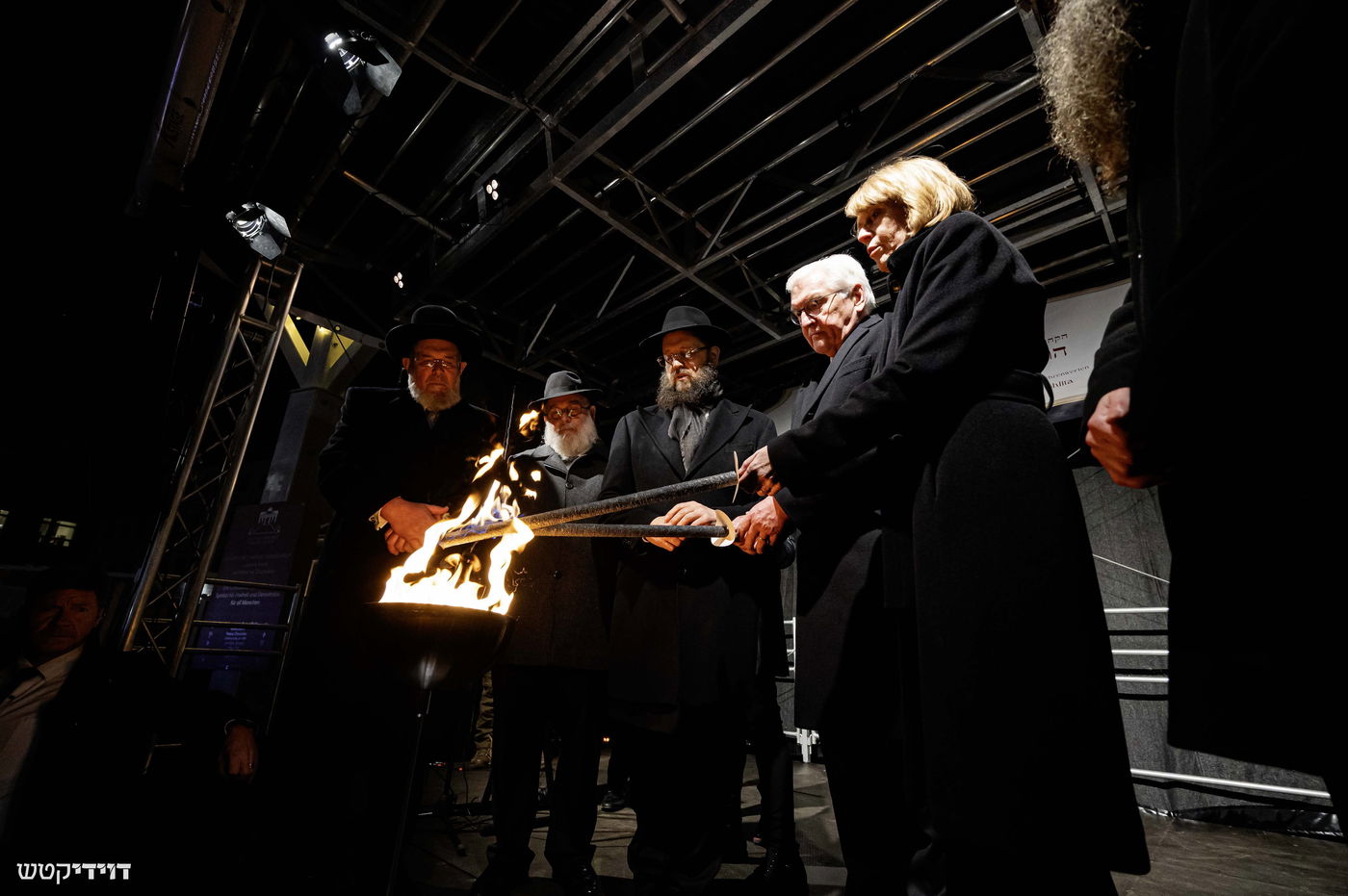 הדלקת נר חנוכה בשער ברנדנבורג בברלין