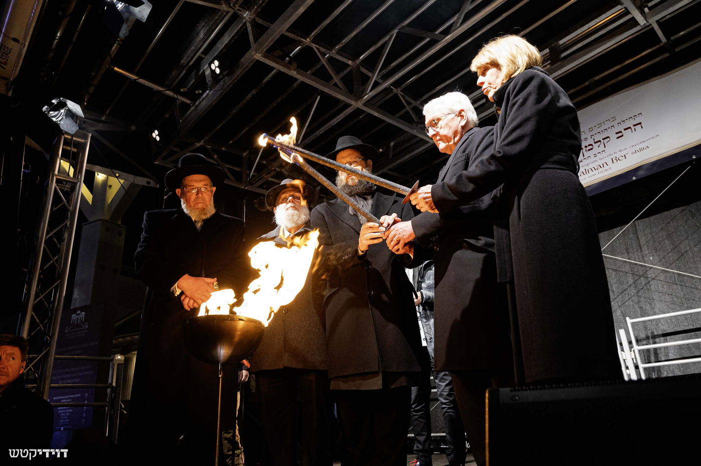 הדלקת נר חנוכה בשער ברנדנבורג בברלין