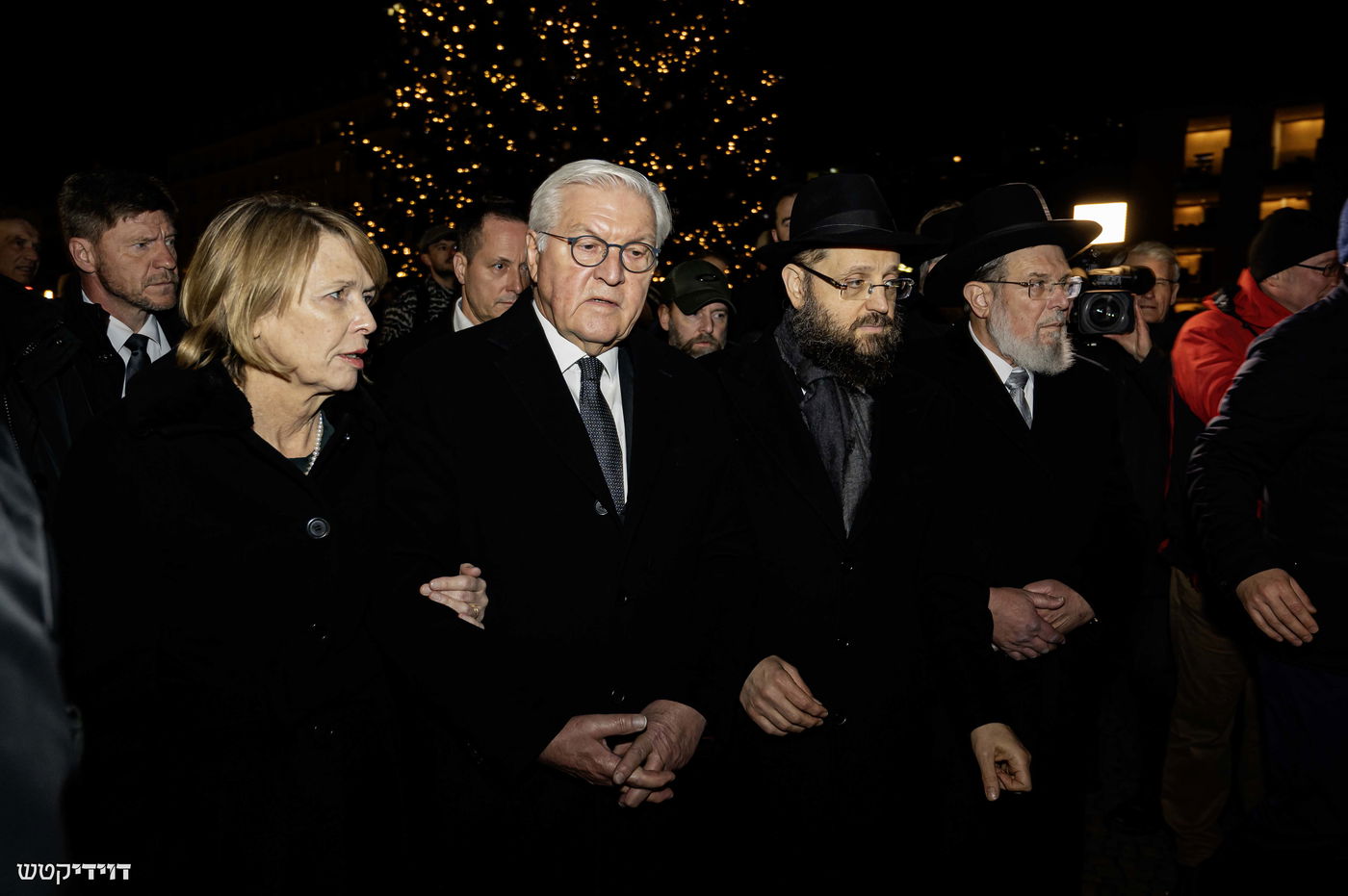 הדלקת נר חנוכה בשער ברנדנבורג בברלין