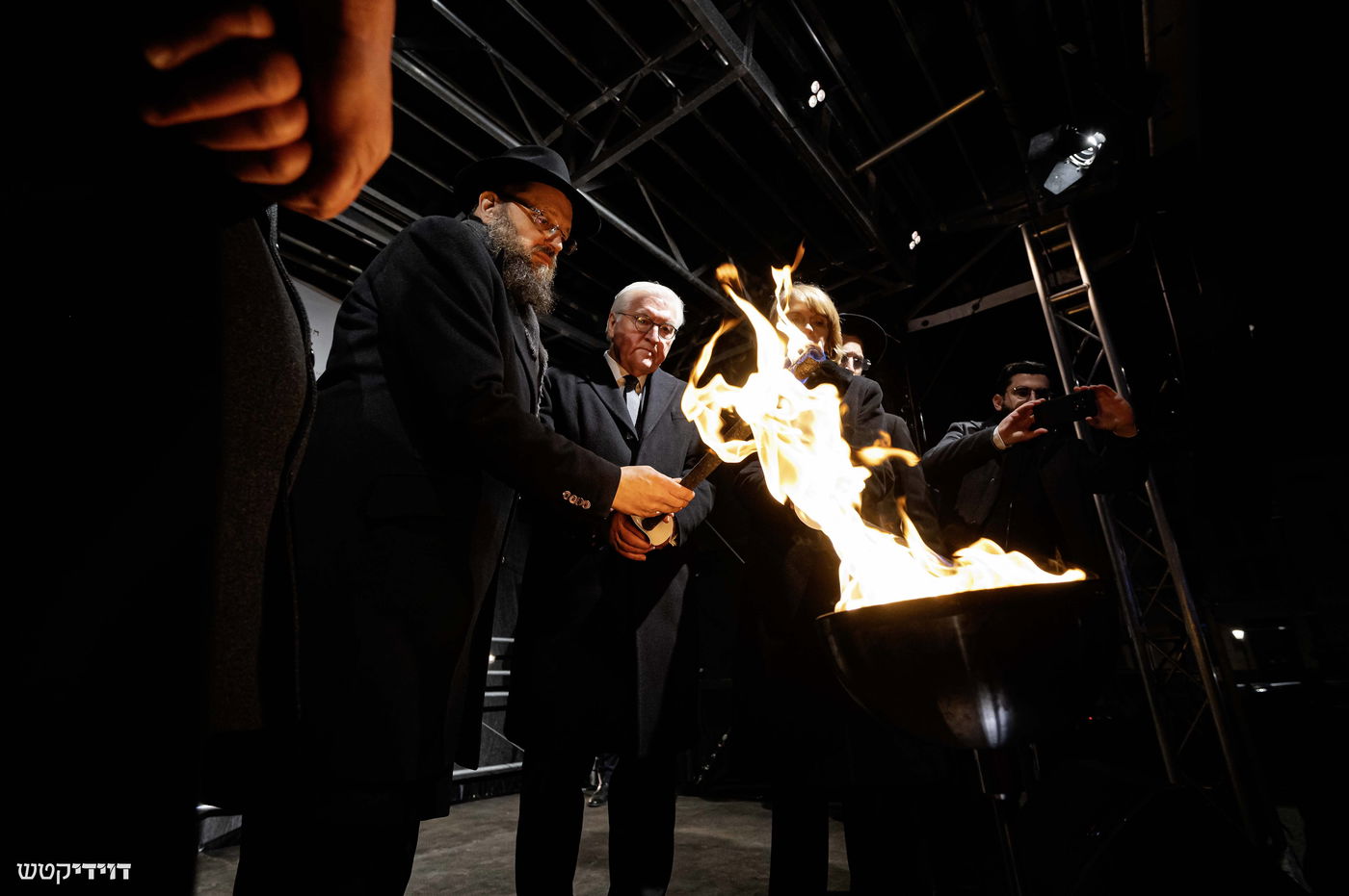 הדלקת נר חנוכה בשער ברנדנבורג בברלין