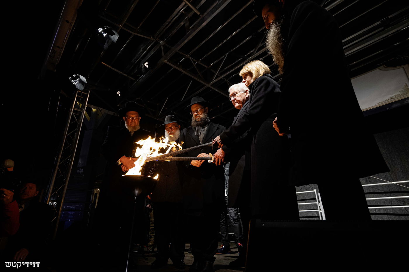 הדלקת נר חנוכה בשער ברנדנבורג בברלין