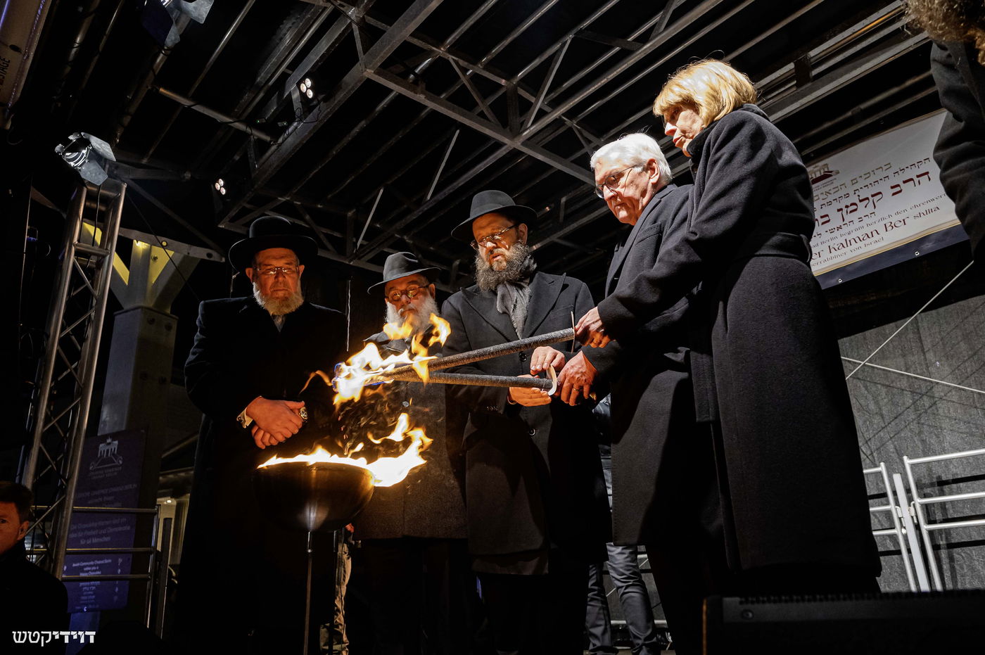 הדלקת נר חנוכה בשער ברנדנבורג בברלין