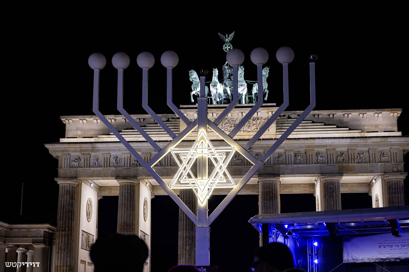 הדלקת נר חנוכה בשער ברנדנבורג בברלין