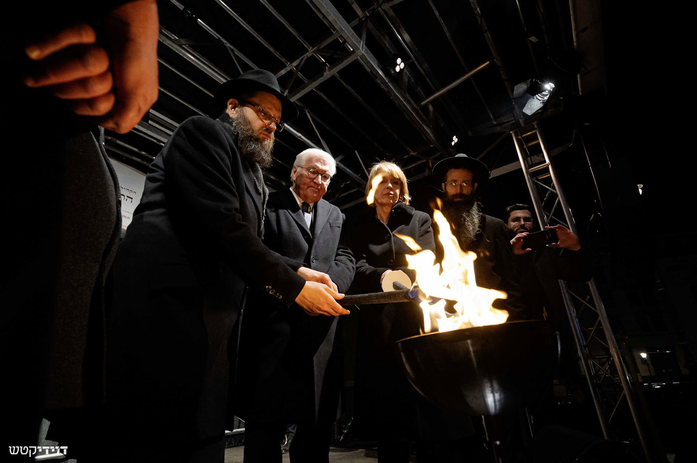 הדלקת נר חנוכה בשער ברנדנבורג בברלין