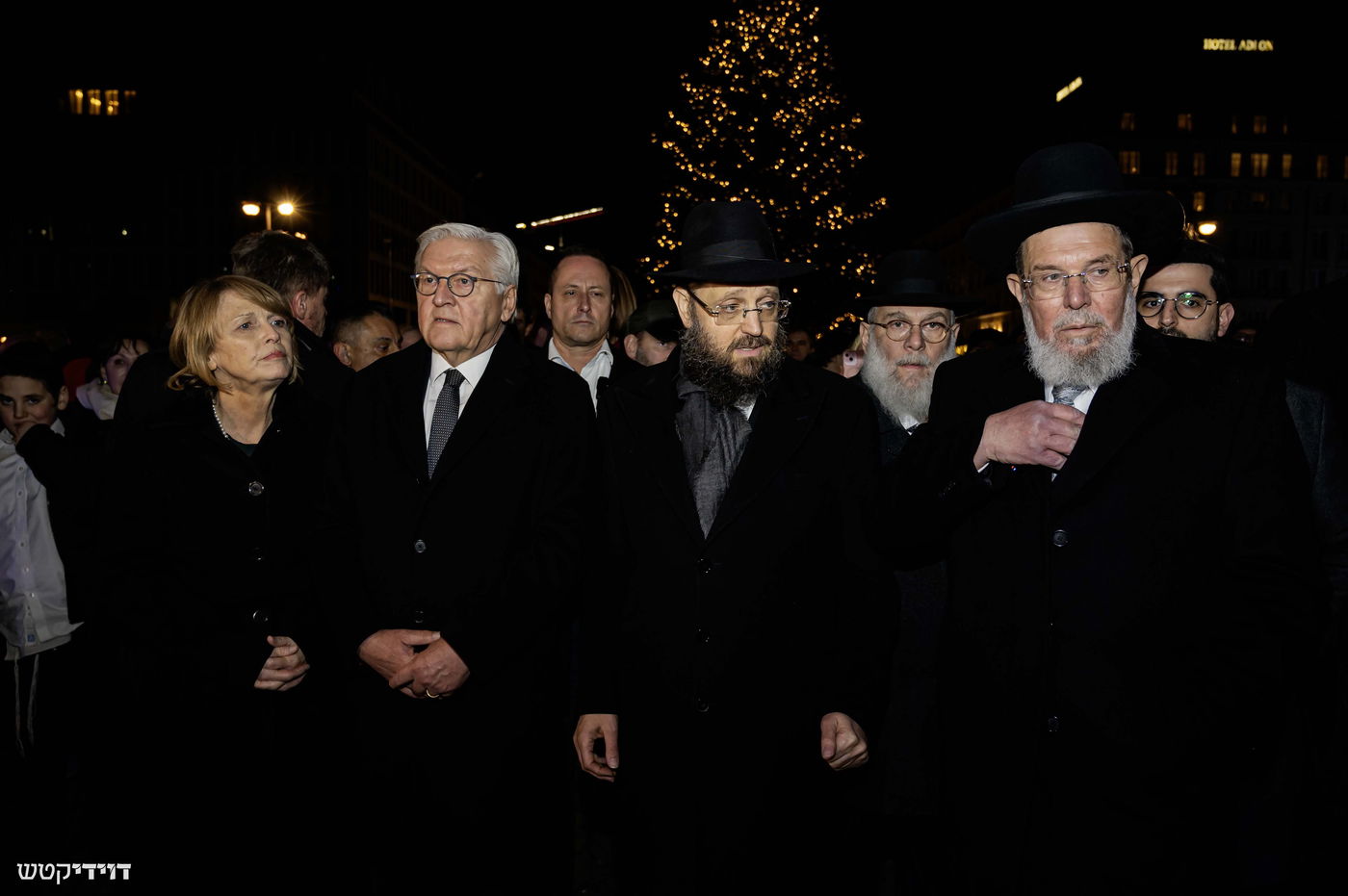 הדלקת נר חנוכה בשער ברנדנבורג בברלין