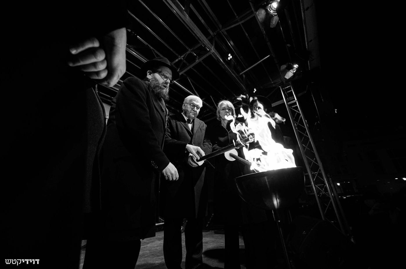 הדלקת נר חנוכה בשער ברנדנבורג בברלין