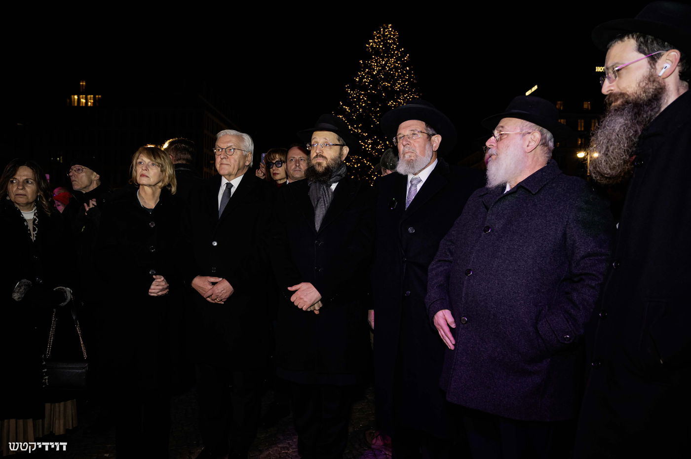 הדלקת נר חנוכה בשער ברנדנבורג בברלין