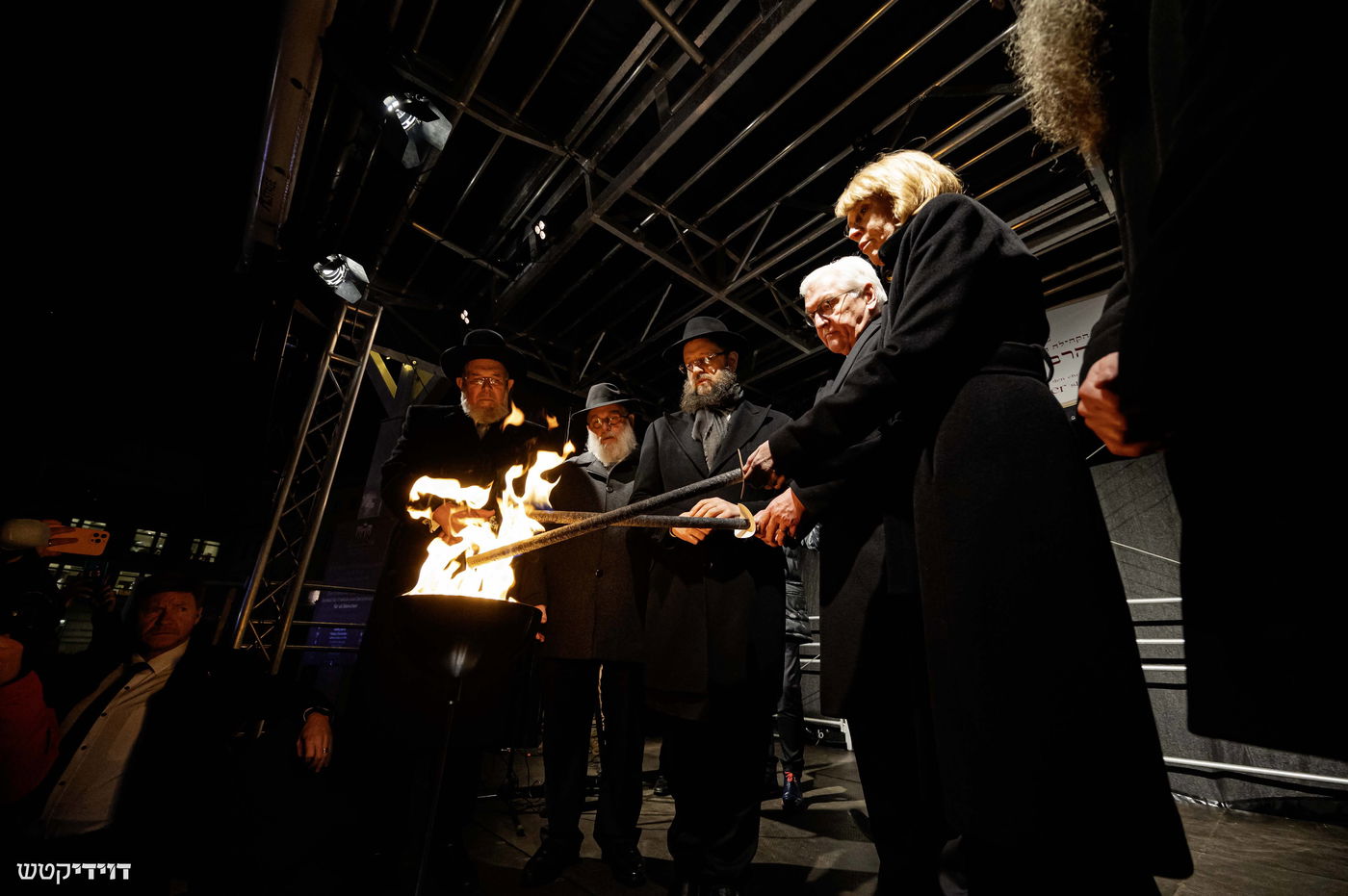 הדלקת נר חנוכה בשער ברנדנבורג בברלין