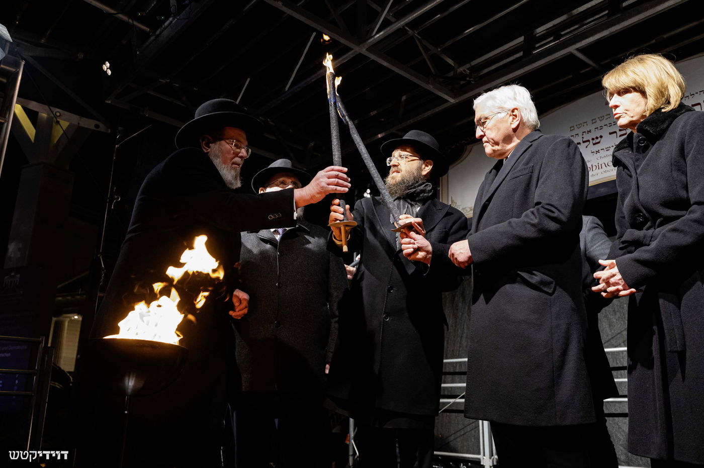 הדלקת נר חנוכה בשער ברנדנבורג בברלין