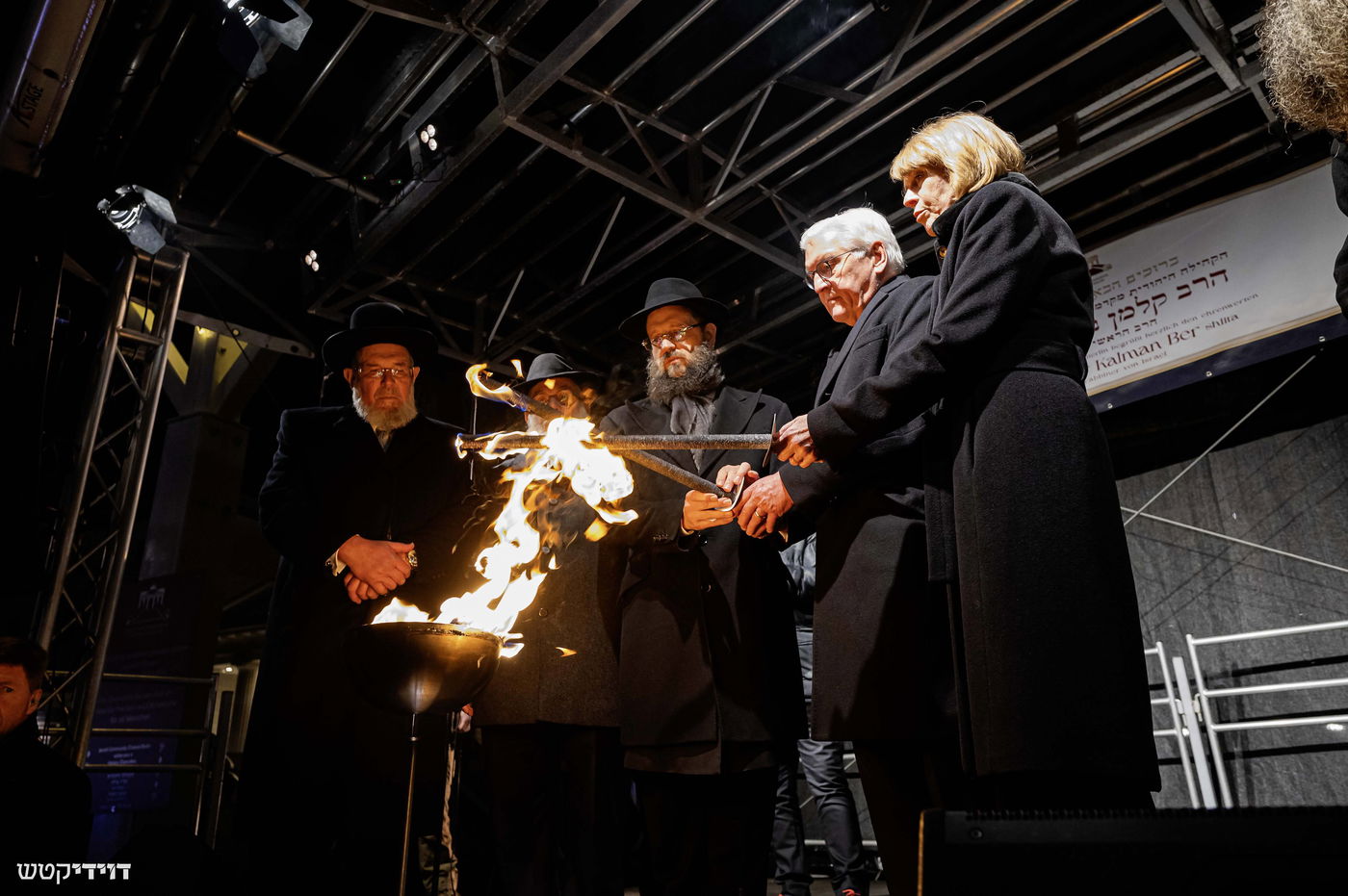 הדלקת נר חנוכה בשער ברנדנבורג בברלין