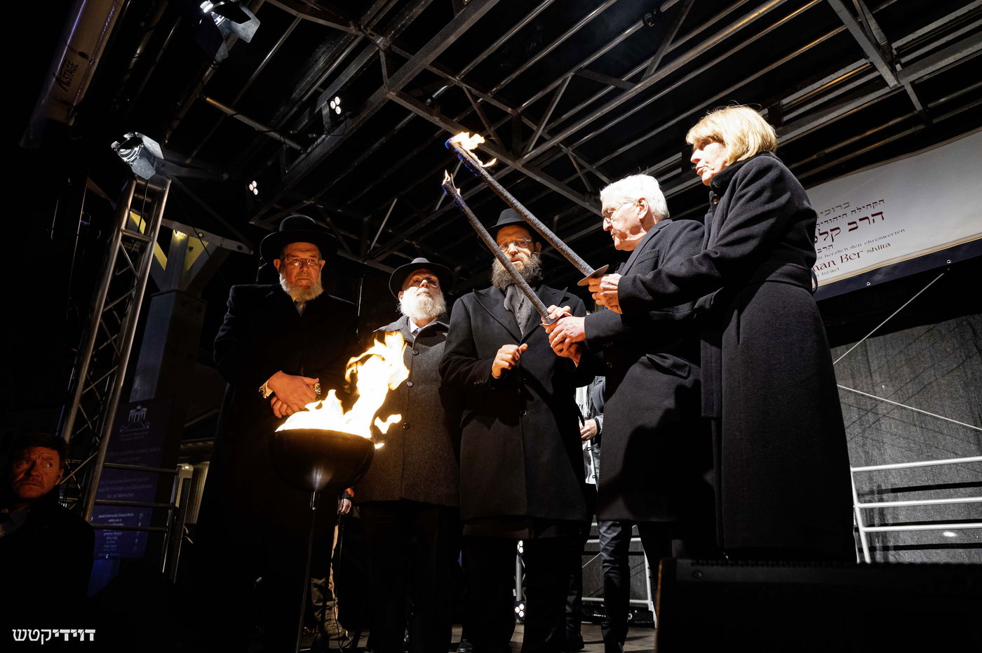 הדלקת נר חנוכה בשער ברנדנבורג בברלין