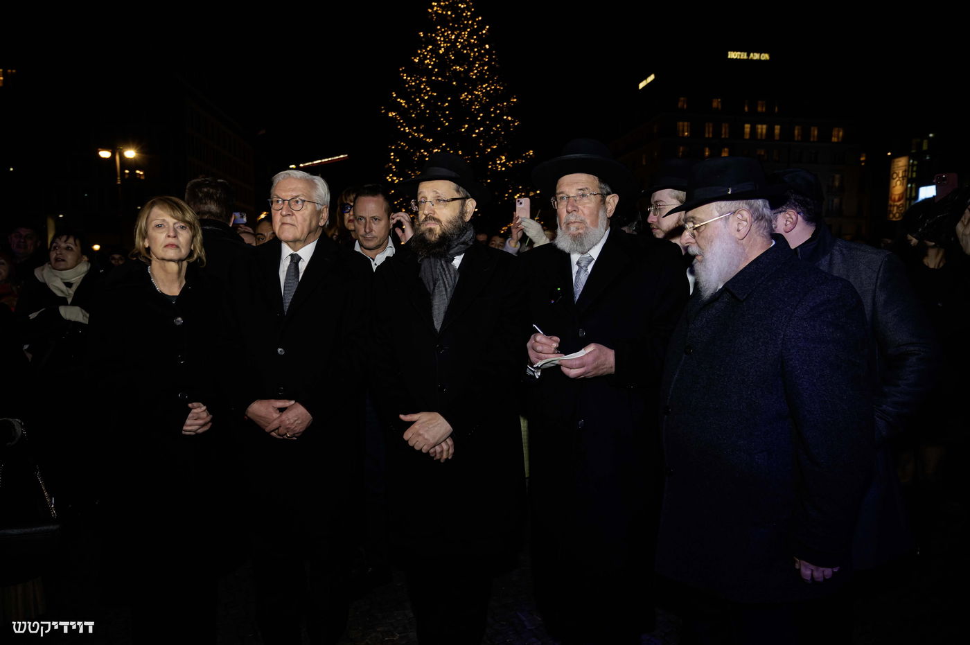 הדלקת נר חנוכה בשער ברנדנבורג בברלין