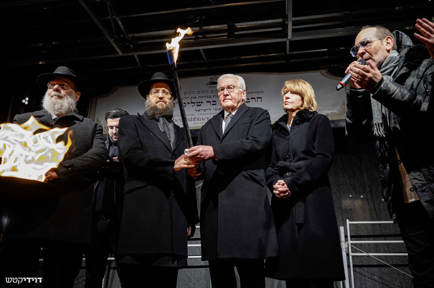 הדלקת נר חנוכה בשער ברנדנבורג בברלין