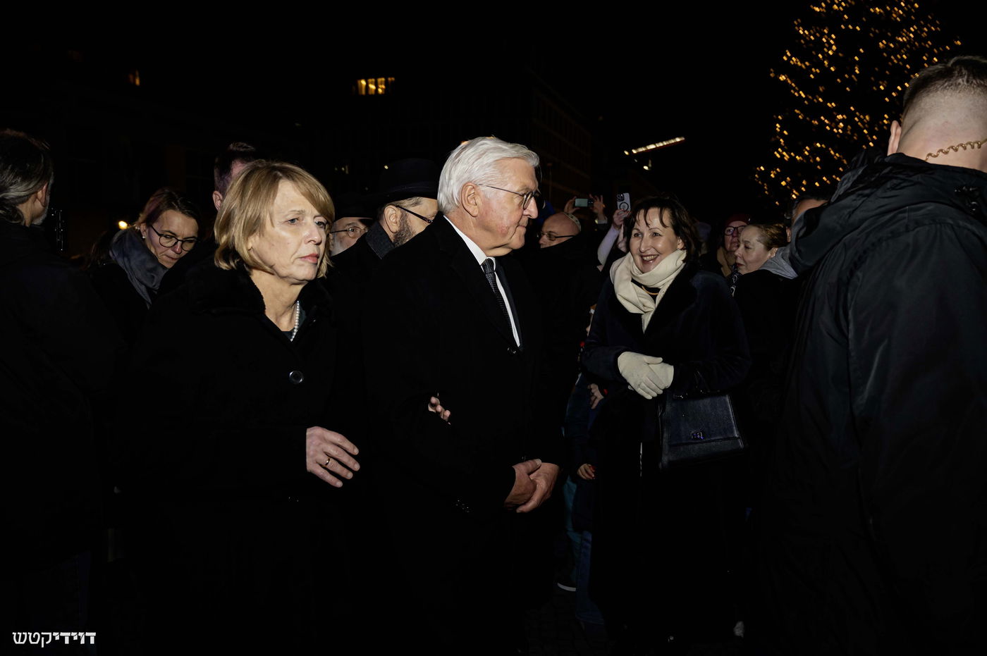 הדלקת נר חנוכה בשער ברנדנבורג בברלין