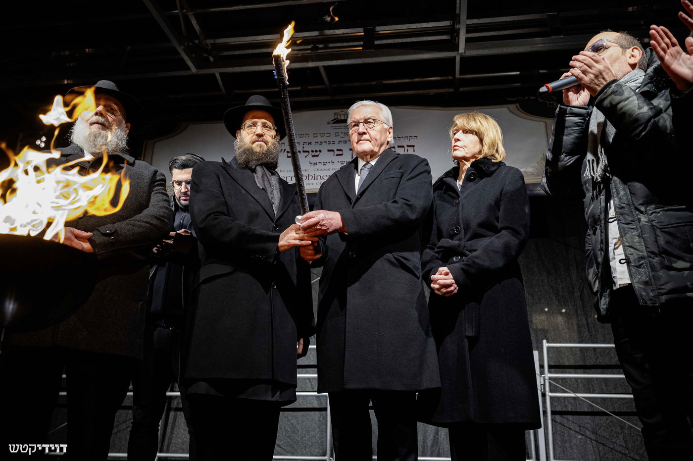 הדלקת נר חנוכה בשער ברנדנבורג בברלין