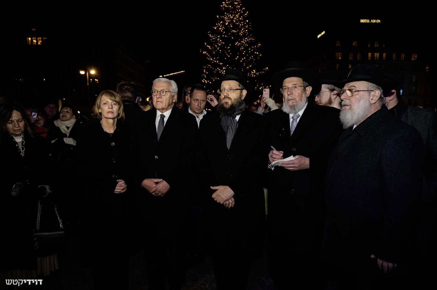 הדלקת נר חנוכה בשער ברנדנבורג בברלין