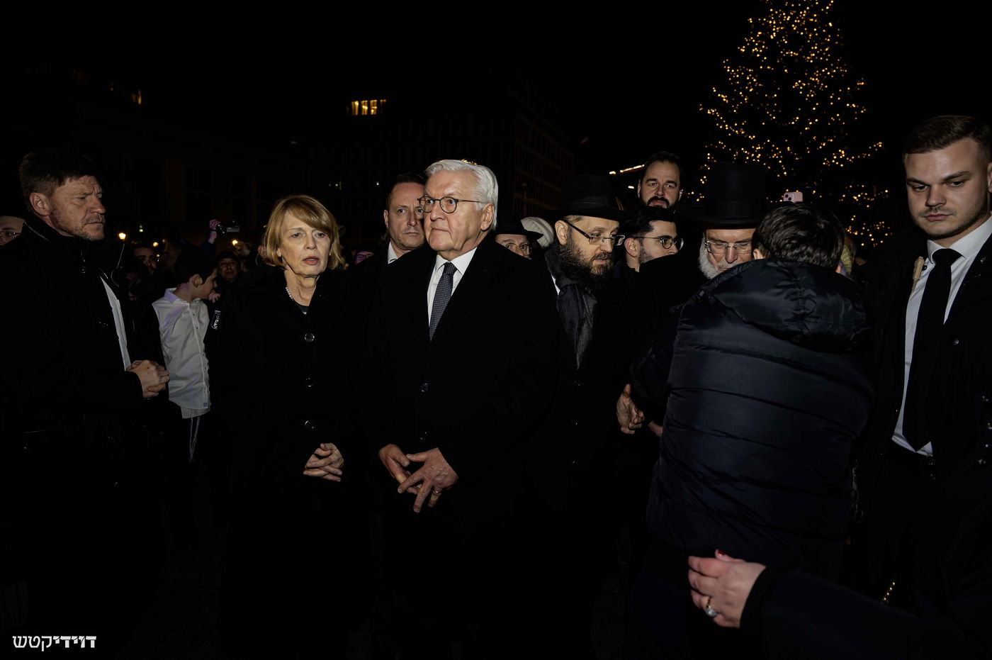 הדלקת נר חנוכה בשער ברנדנבורג בברלין