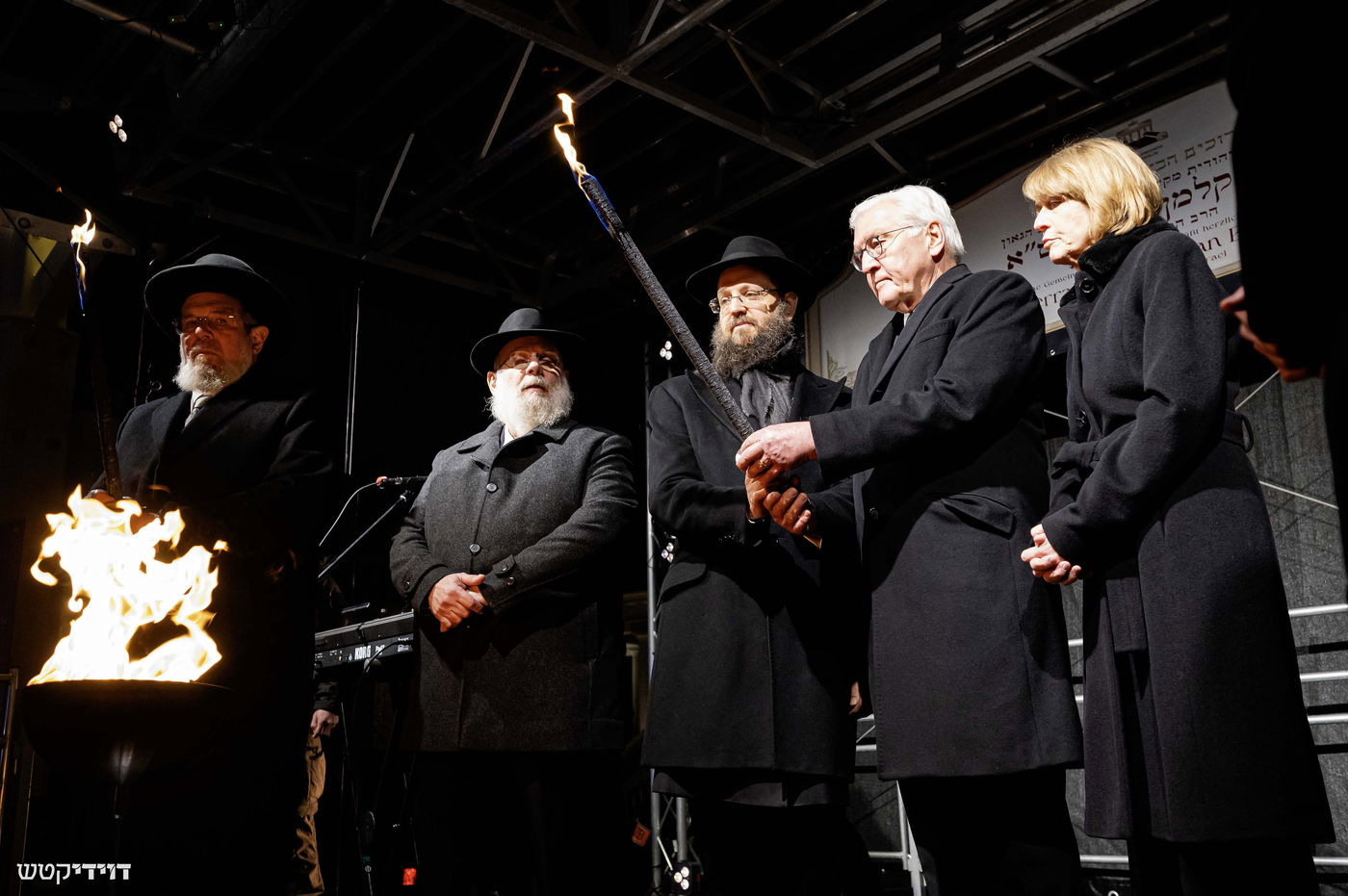 הדלקת נר חנוכה בשער ברנדנבורג בברלין