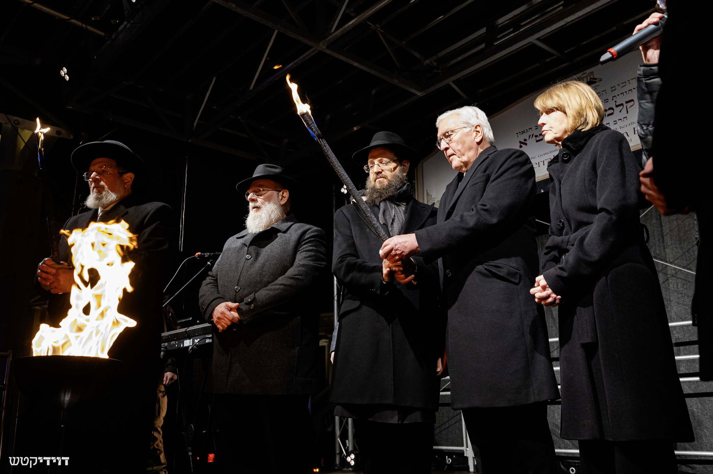 הדלקת נר חנוכה בשער ברנדנבורג בברלין