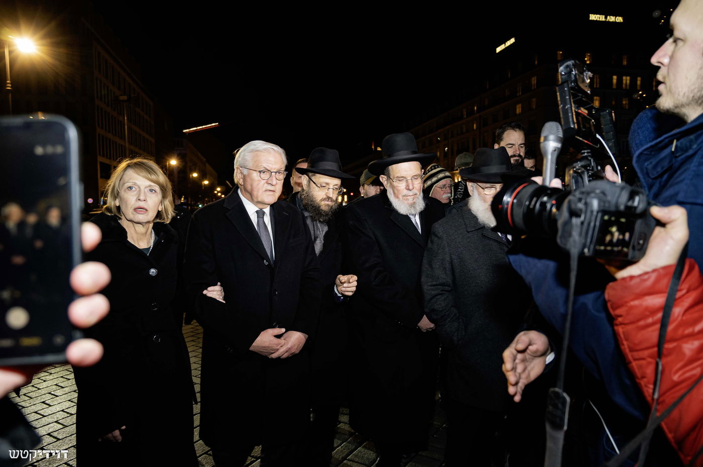 הדלקת נר חנוכה בשער ברנדנבורג בברלין