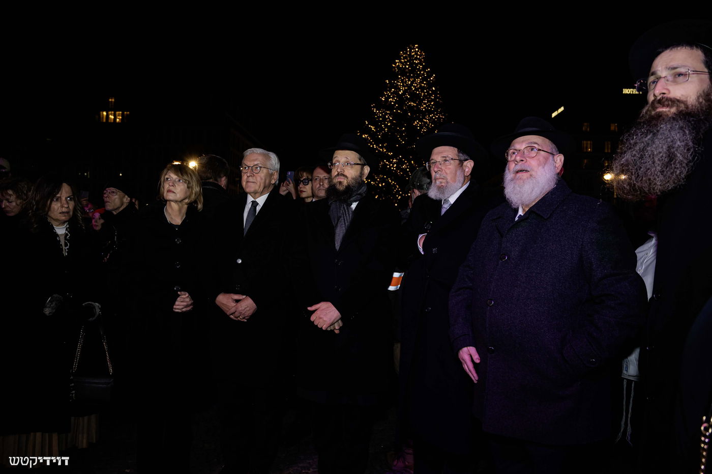 הדלקת נר חנוכה בשער ברנדנבורג בברלין