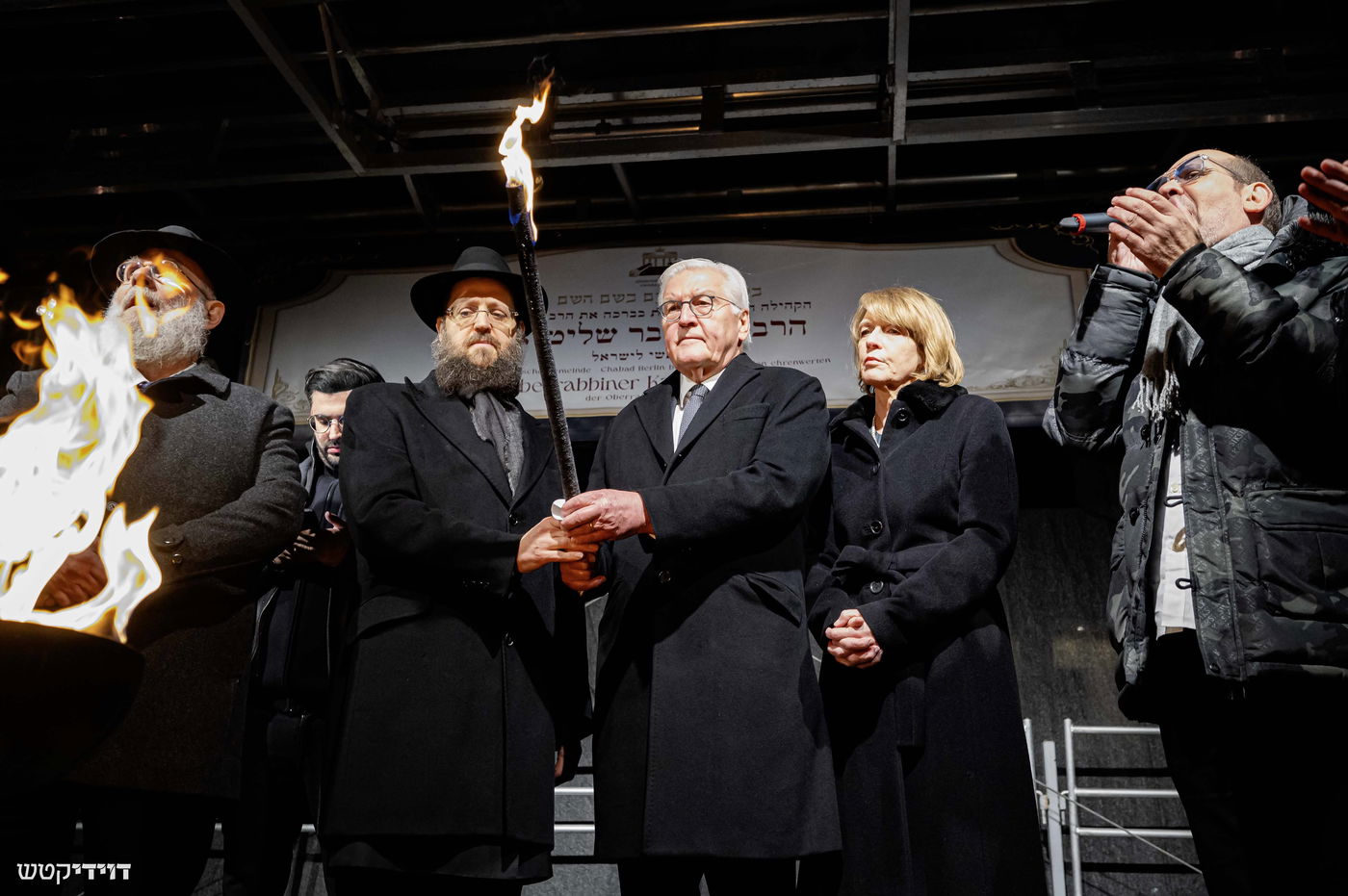 הדלקת נר חנוכה בשער ברנדנבורג בברלין