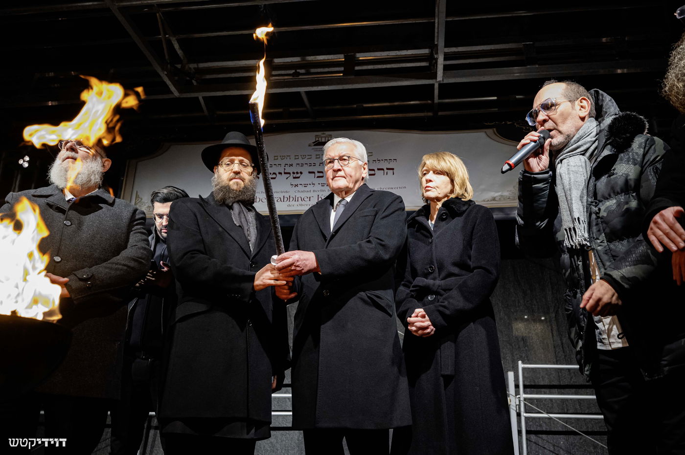 הדלקת נר חנוכה בשער ברנדנבורג בברלין