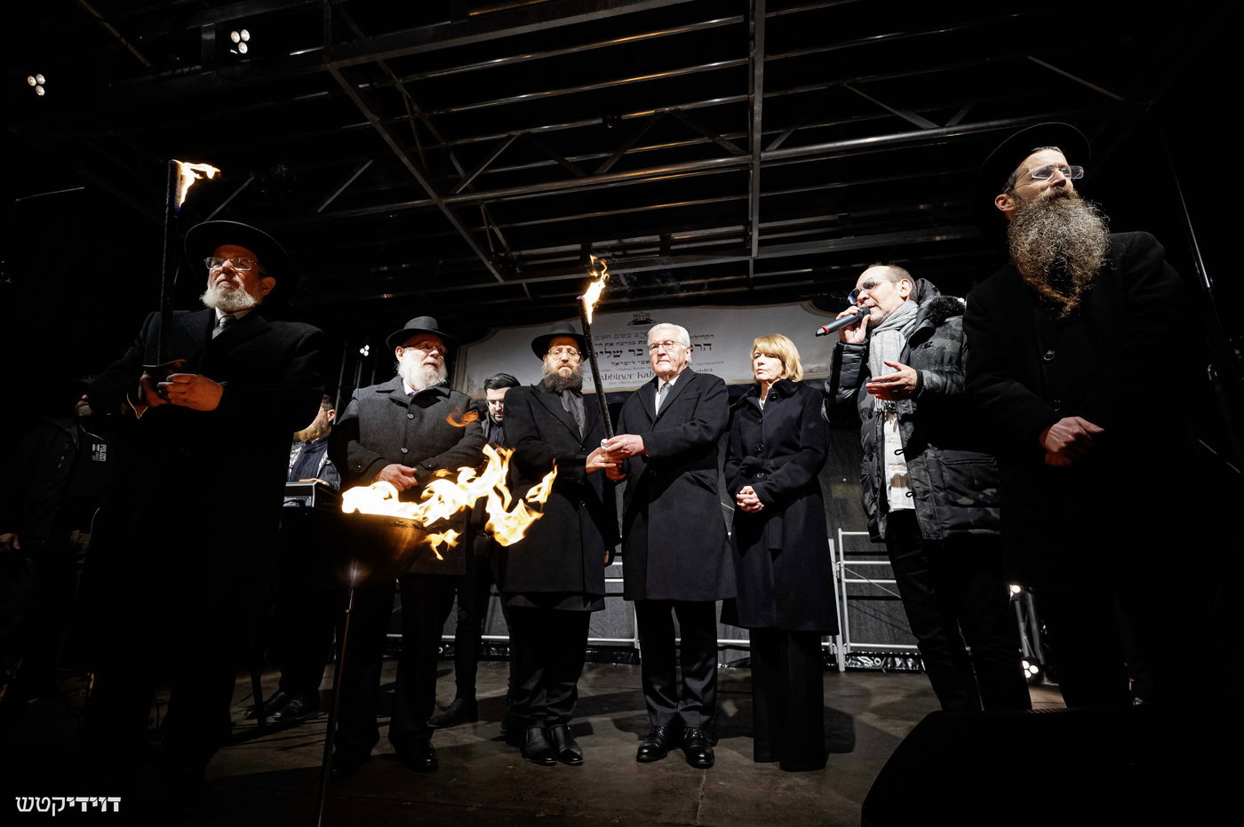 הדלקת נר חנוכה בשער ברנדנבורג בברלין