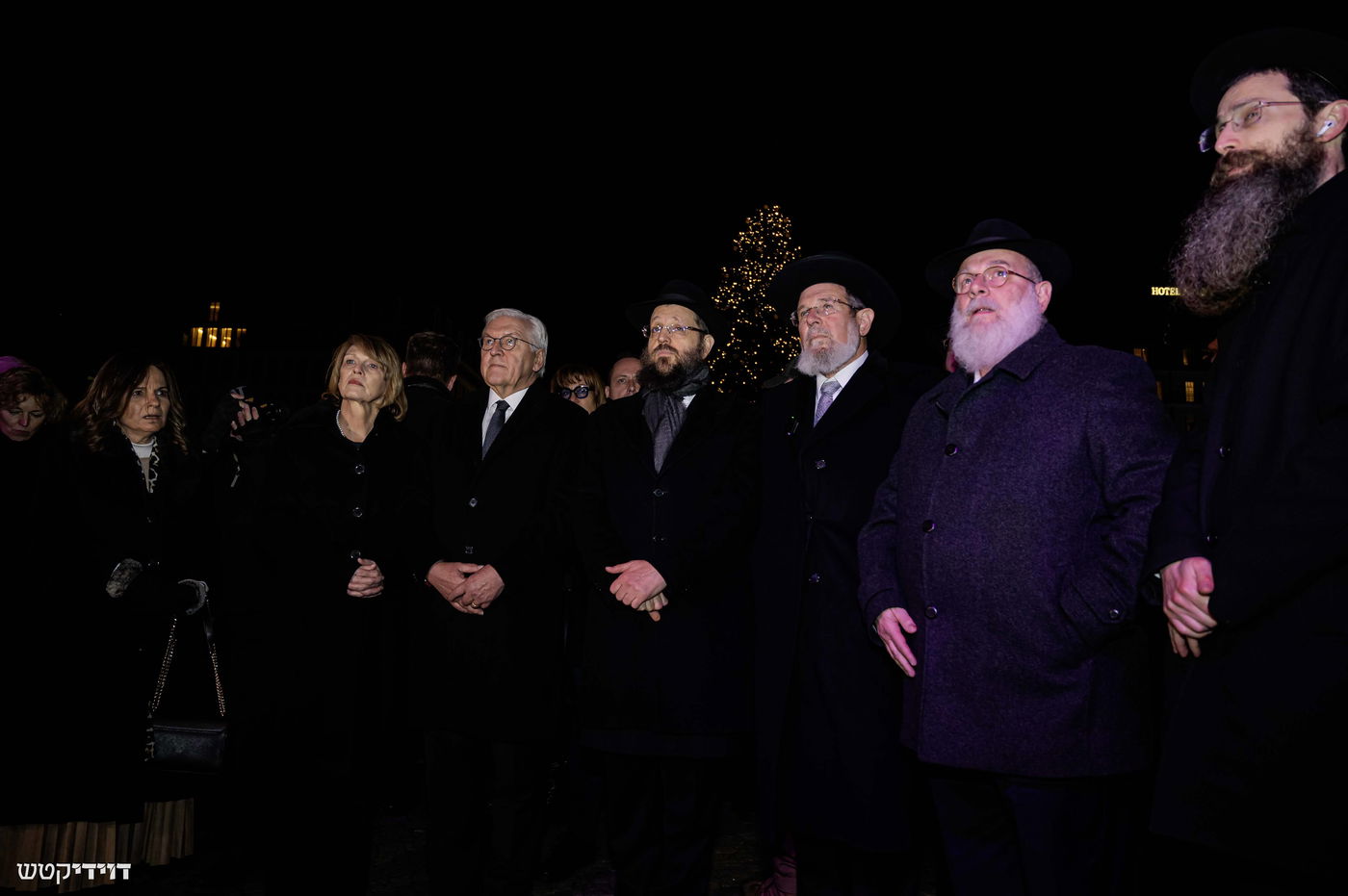 הדלקת נר חנוכה בשער ברנדנבורג בברלין