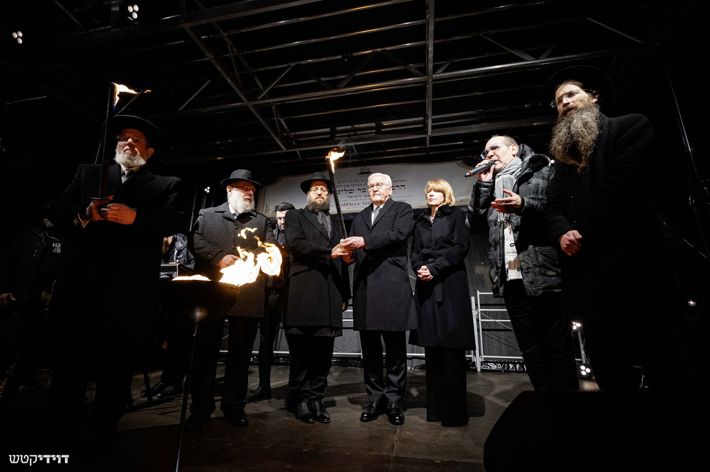 הדלקת נר חנוכה בשער ברנדנבורג בברלין