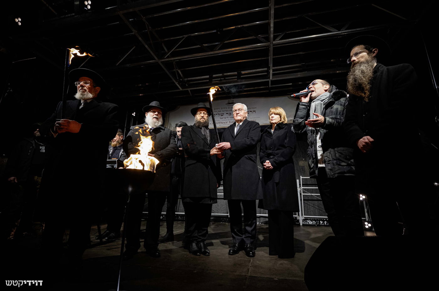 הדלקת נר חנוכה בשער ברנדנבורג בברלין