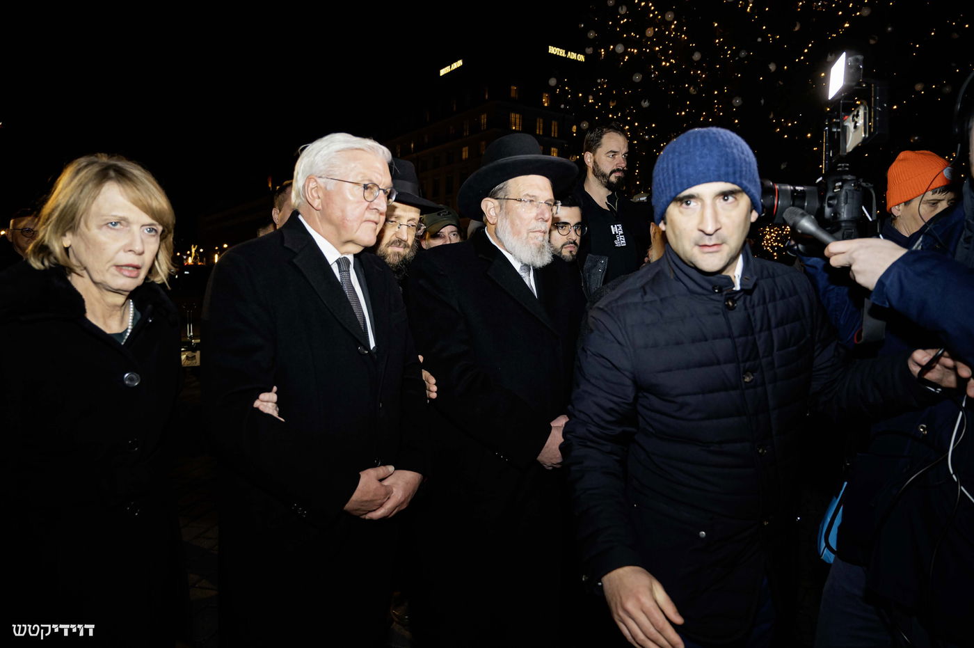 הדלקת נר חנוכה בשער ברנדנבורג בברלין